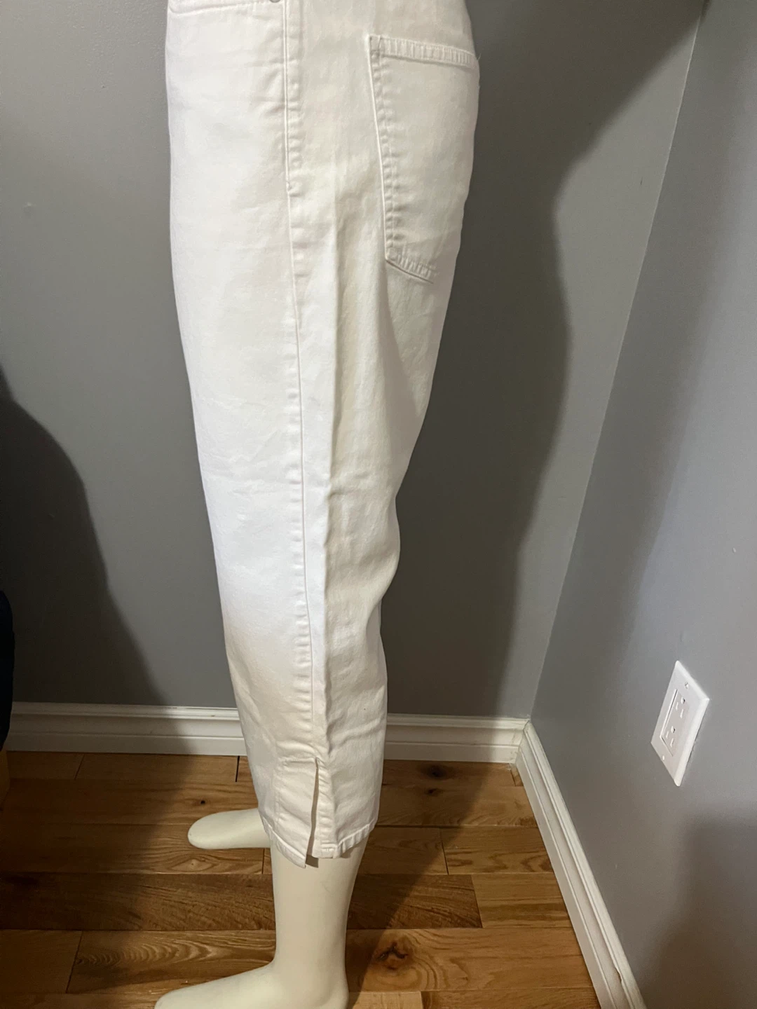 Studio by Liz Claiborne  Capris Size 8 - photo 3