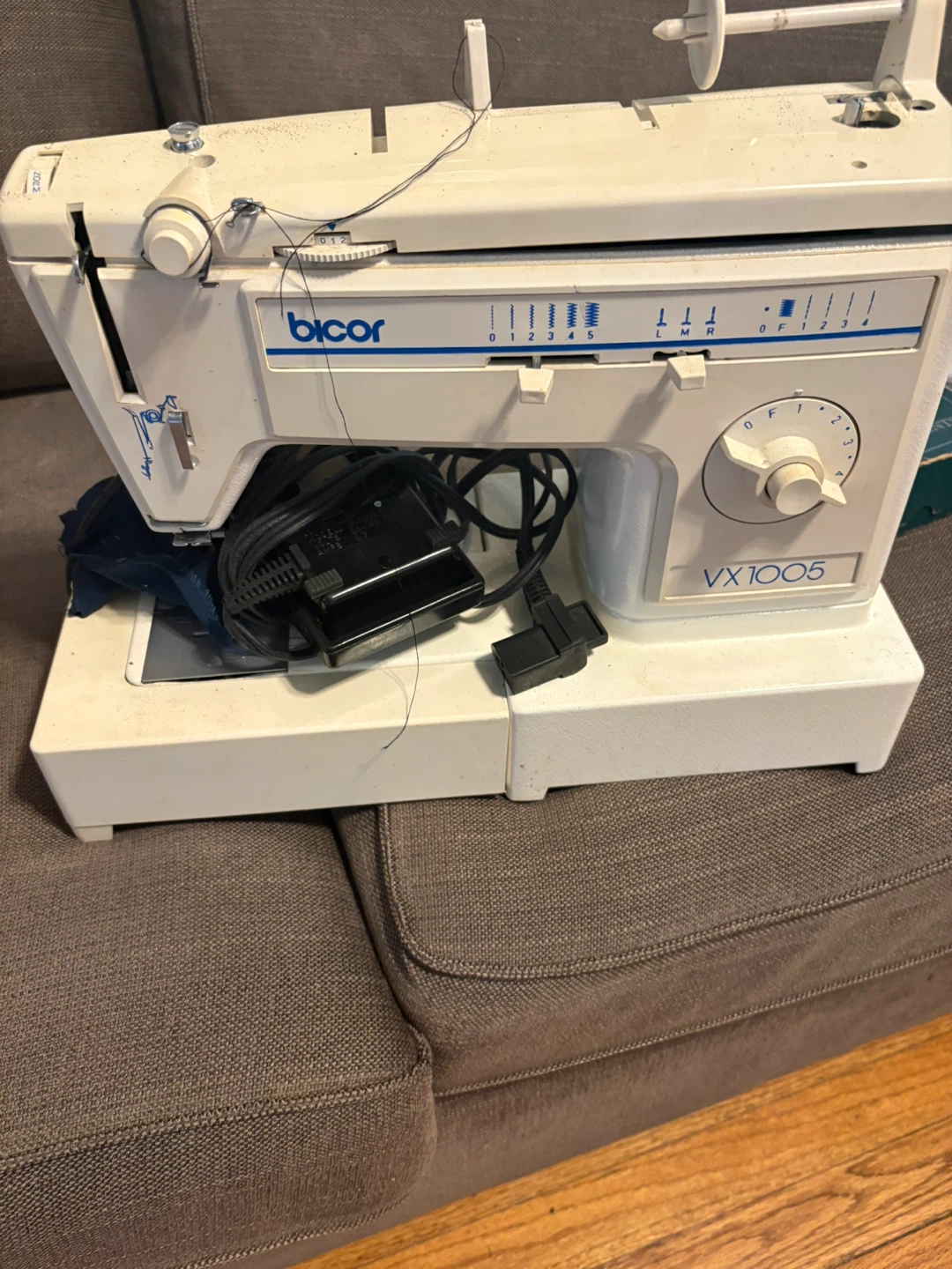 Singer 18024 Sewing Machine with Rotary Attachments - photo 2