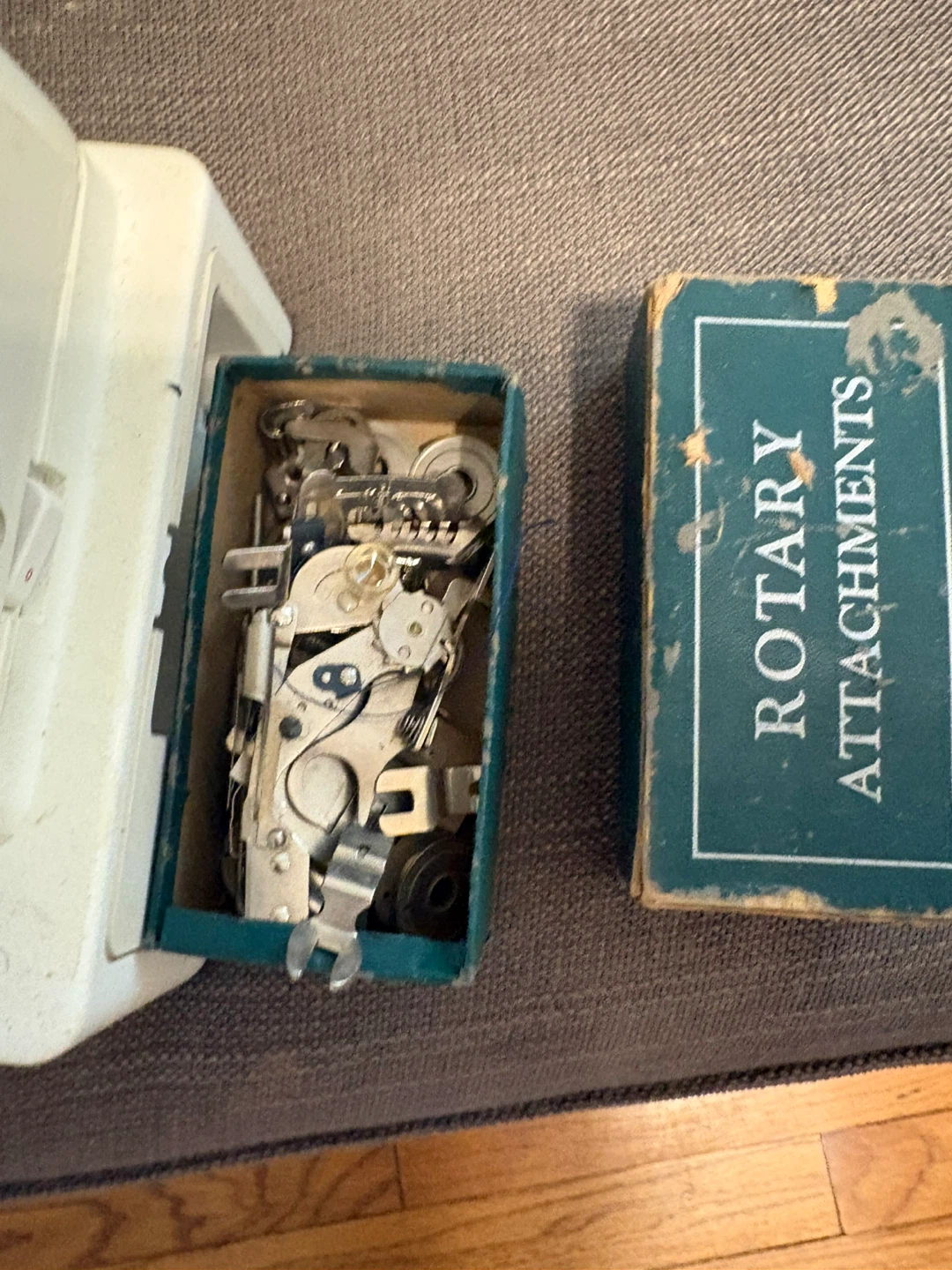 Singer 18024 Sewing Machine with Rotary Attachments - photo 4