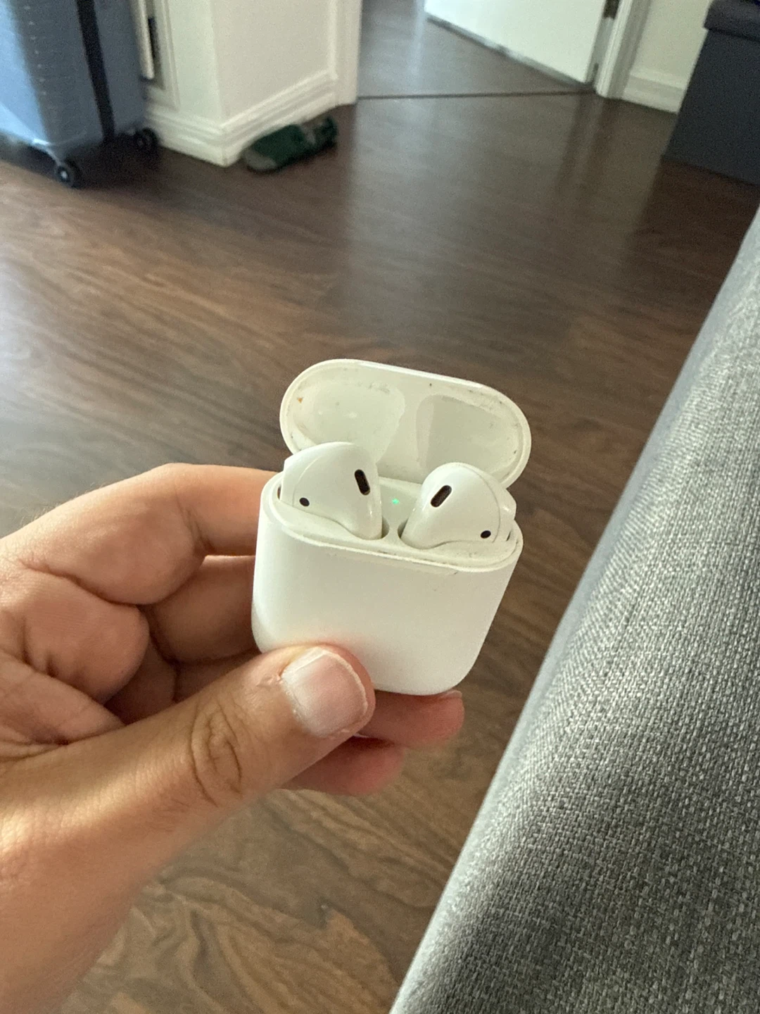 Apple AirPods 2nd Generation with Charging Case - photo 4