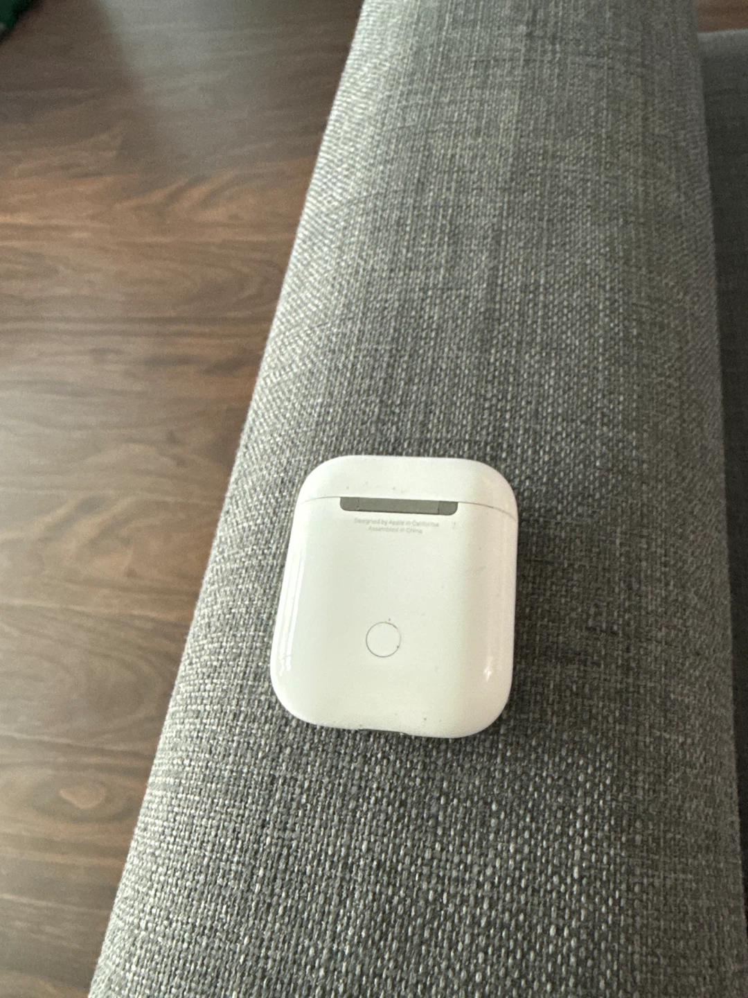 Apple AirPods 2nd Generation with Charging Case - photo 3