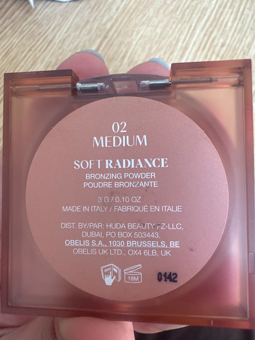 Huda Beauty Glowish Soft Radiance Bronzing Powder 02 Medium - photo 2