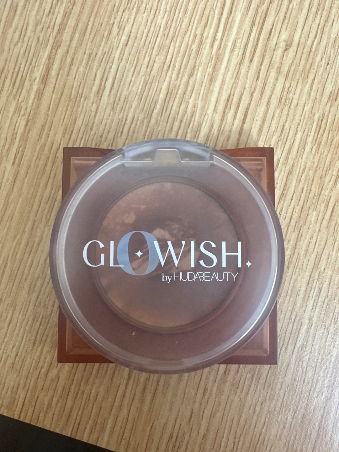 Huda Beauty Glowish Soft Radiance Bronzing Powder 02 Medium