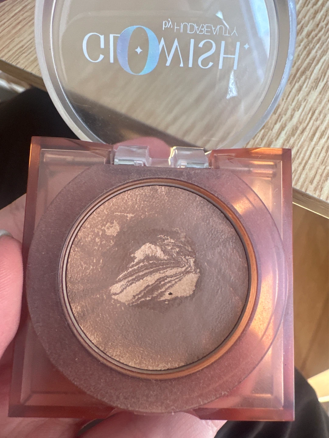 Huda Beauty Glowish Soft Radiance Bronzing Powder 02 Medium - photo 3