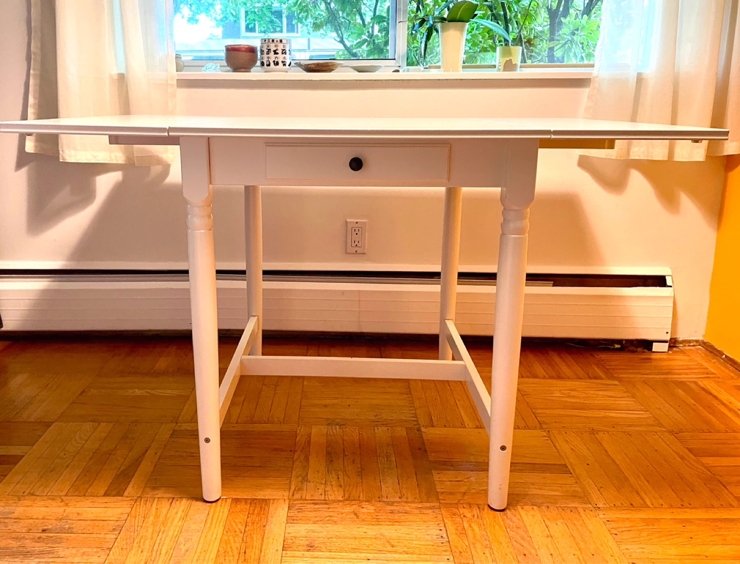 White dining table - photo 3