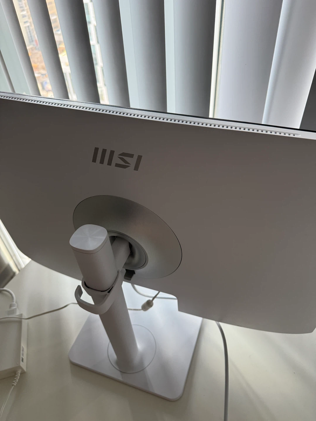 Like New MSI Modern 27” White Monitor | HDMI Cable Included - photo 2