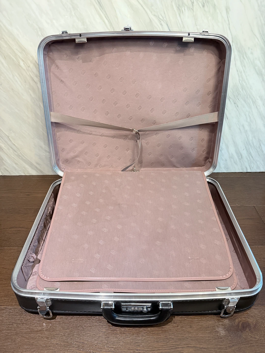 Vintage Mädler Black luggage 24” x 19” - photo 4