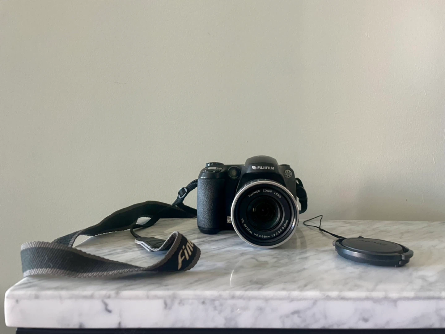 Fujifilm FinePix S5200 Digital Camera with Lowepro Camera Bag