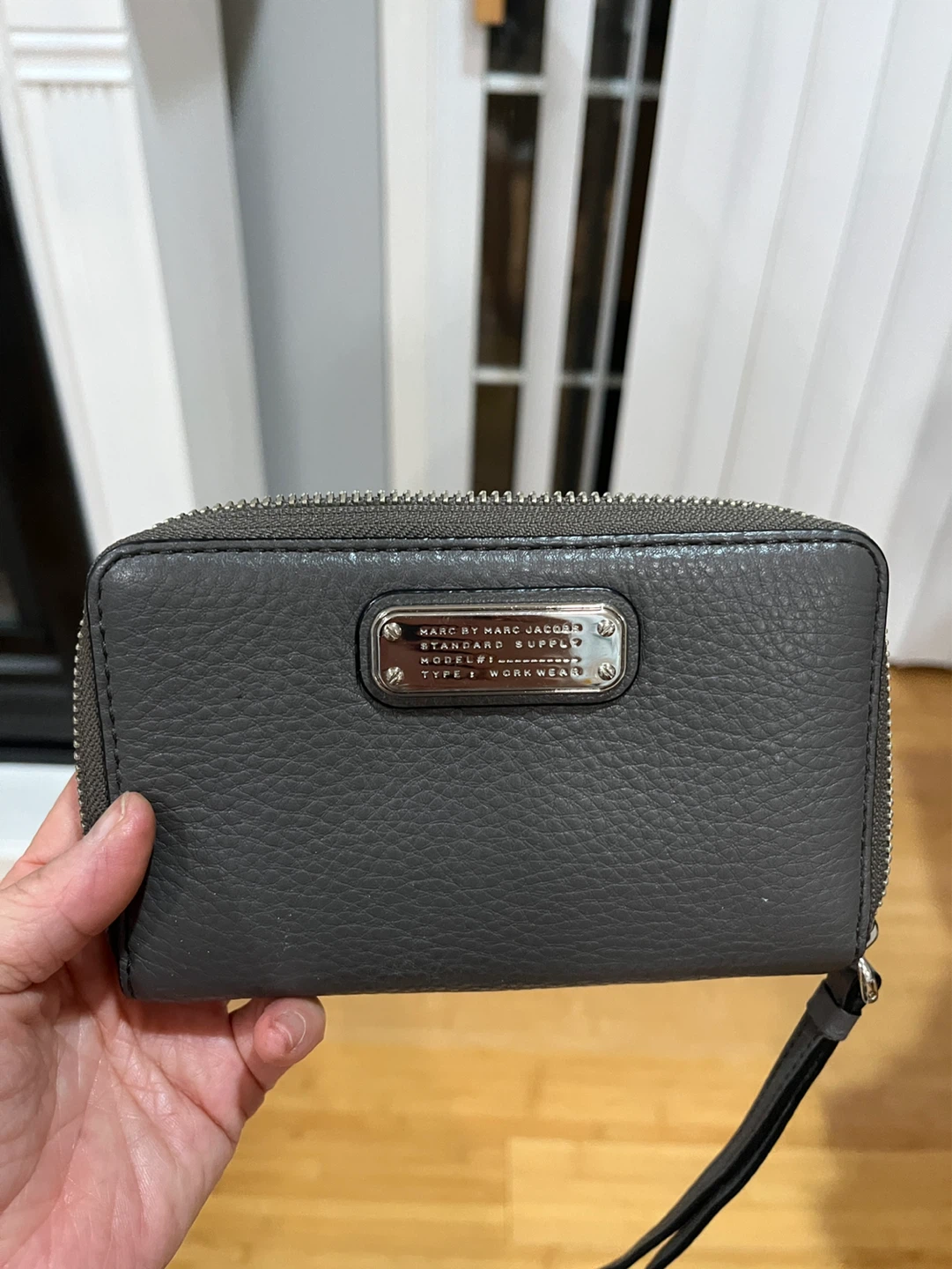 Authentic Marc by Marc Jacobs Grey Leather Zip Around Wallet - photo 2