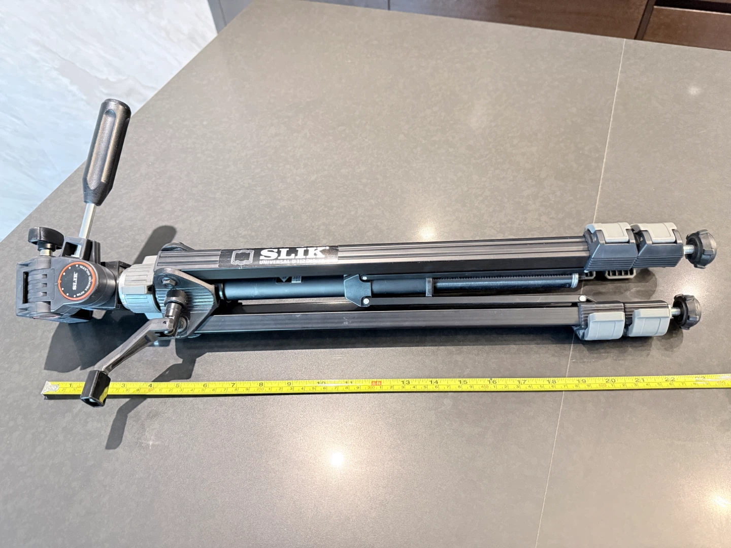 SLIK Professional Tripod - photo 3