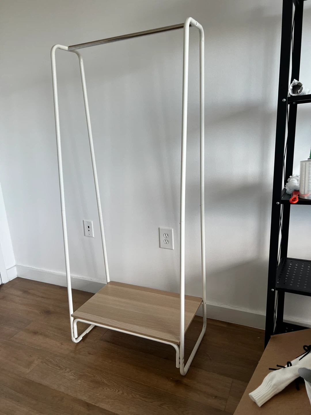 Minimalist Clothing Rack – Excellent Condition - photo 2