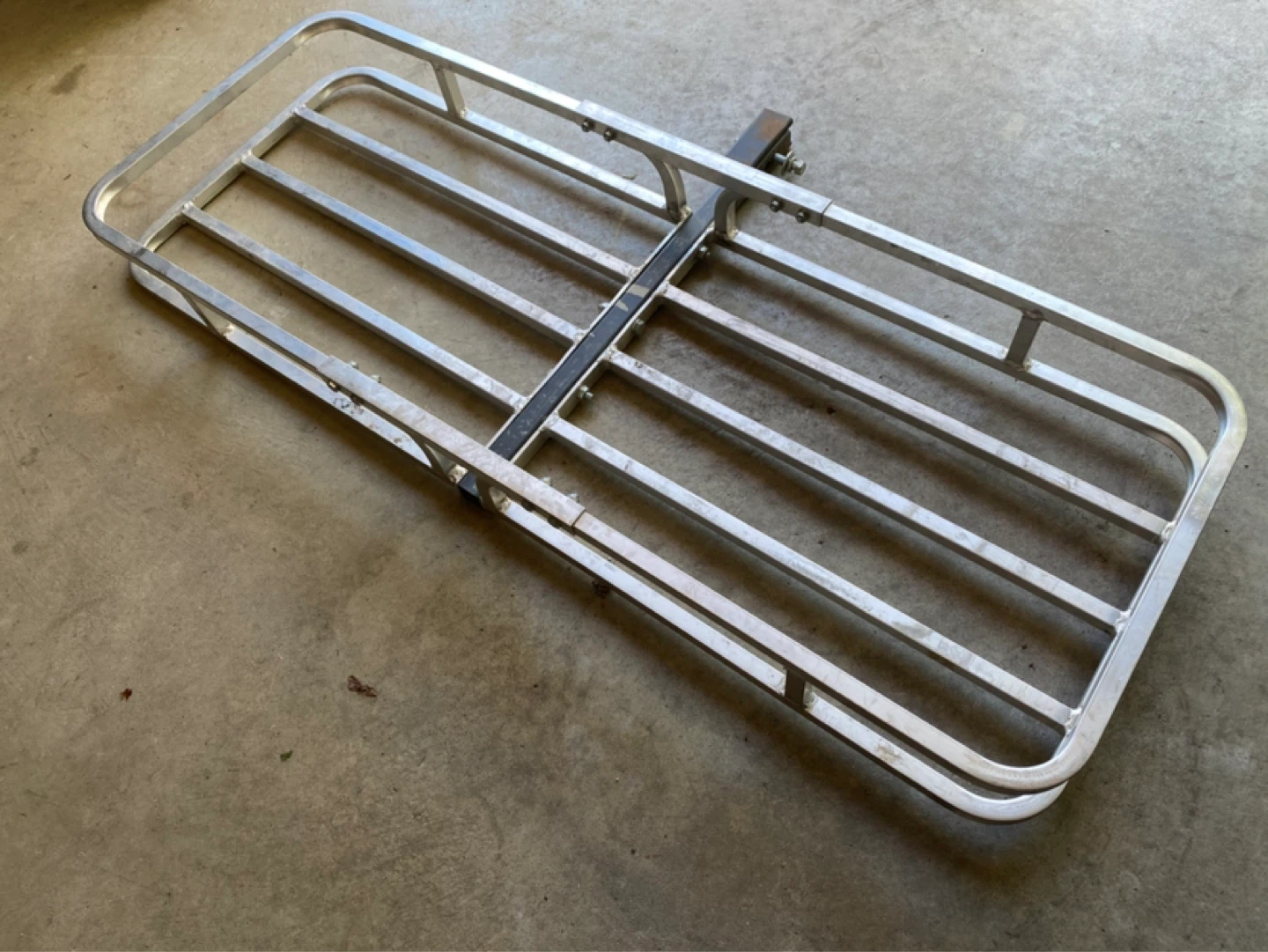 Tow hitch cargo carrier