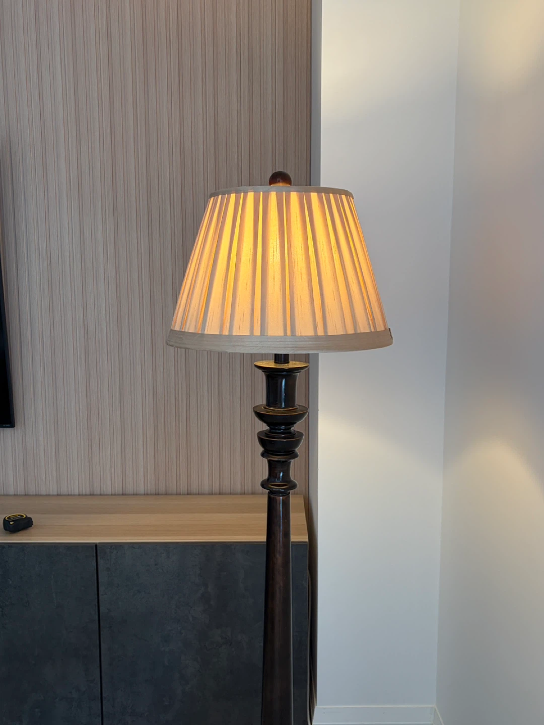 Dark Wood Floor Lamp with Pleated Shade - photo 4