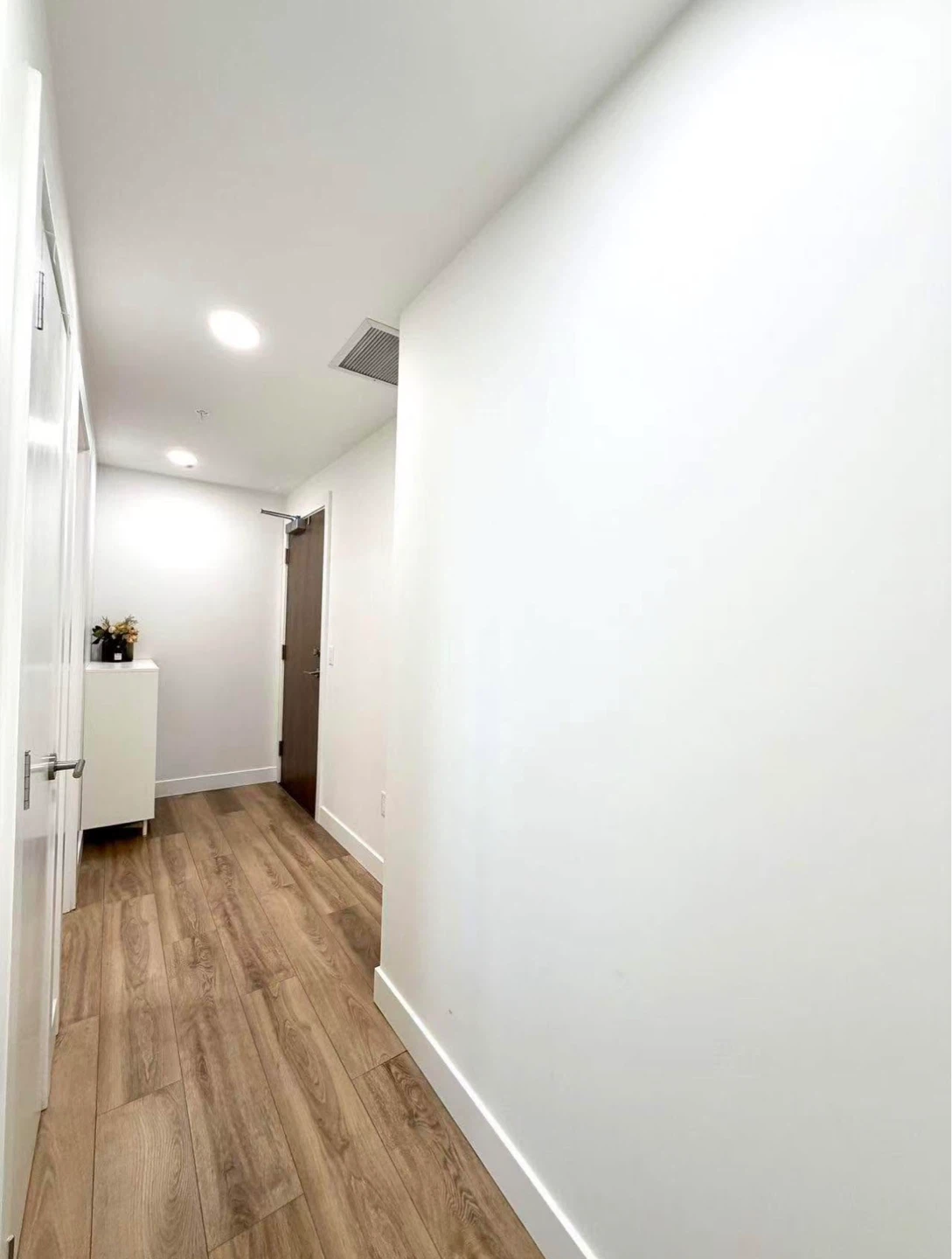 2 beds | 2baths | 1 den apartment for rent- Brentwood - photo 4