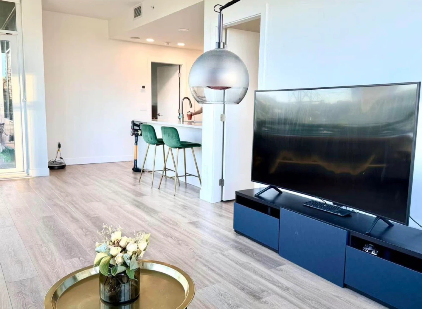 2 beds | 2baths | 1 den apartment for rent- Brentwood - photo 2