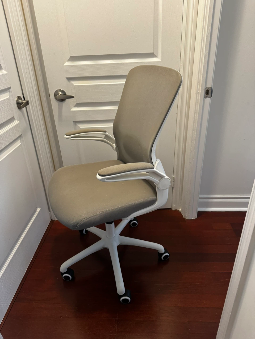 Ergonomic Mesh Office Chair - photo 2