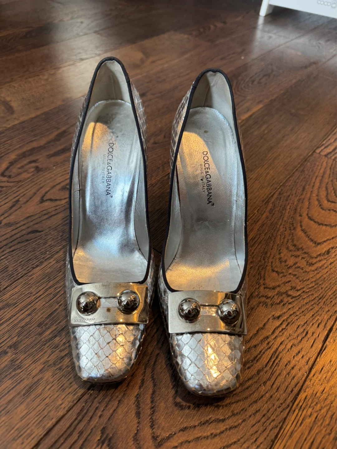 Dolce & Gabbana 38.5 Silver Snake Print Heels - photo 2