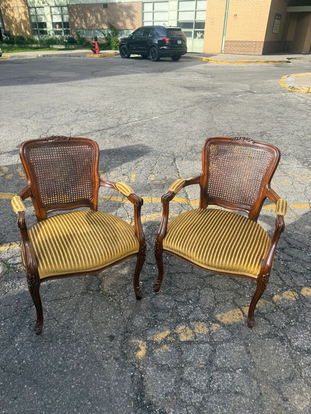 Pair of Vintage Accent Chairs - photo 2