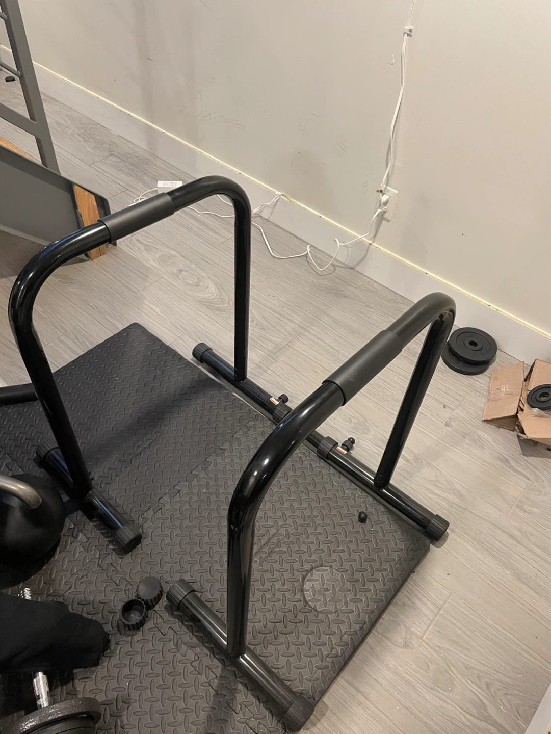 Dips bar / pec workout