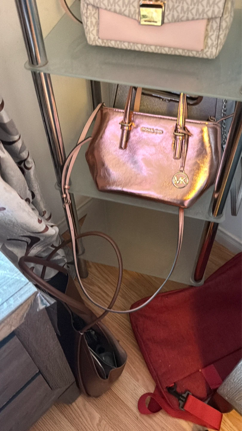 Beautiful Michael Kors handbags in mint (excellent condition) - photo 2