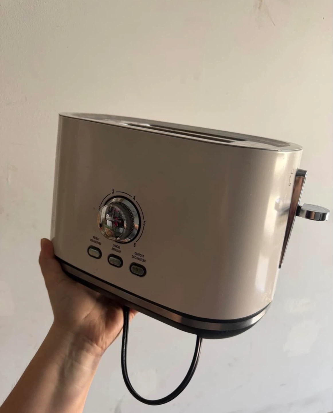 Cream coloured 2-slice toaster