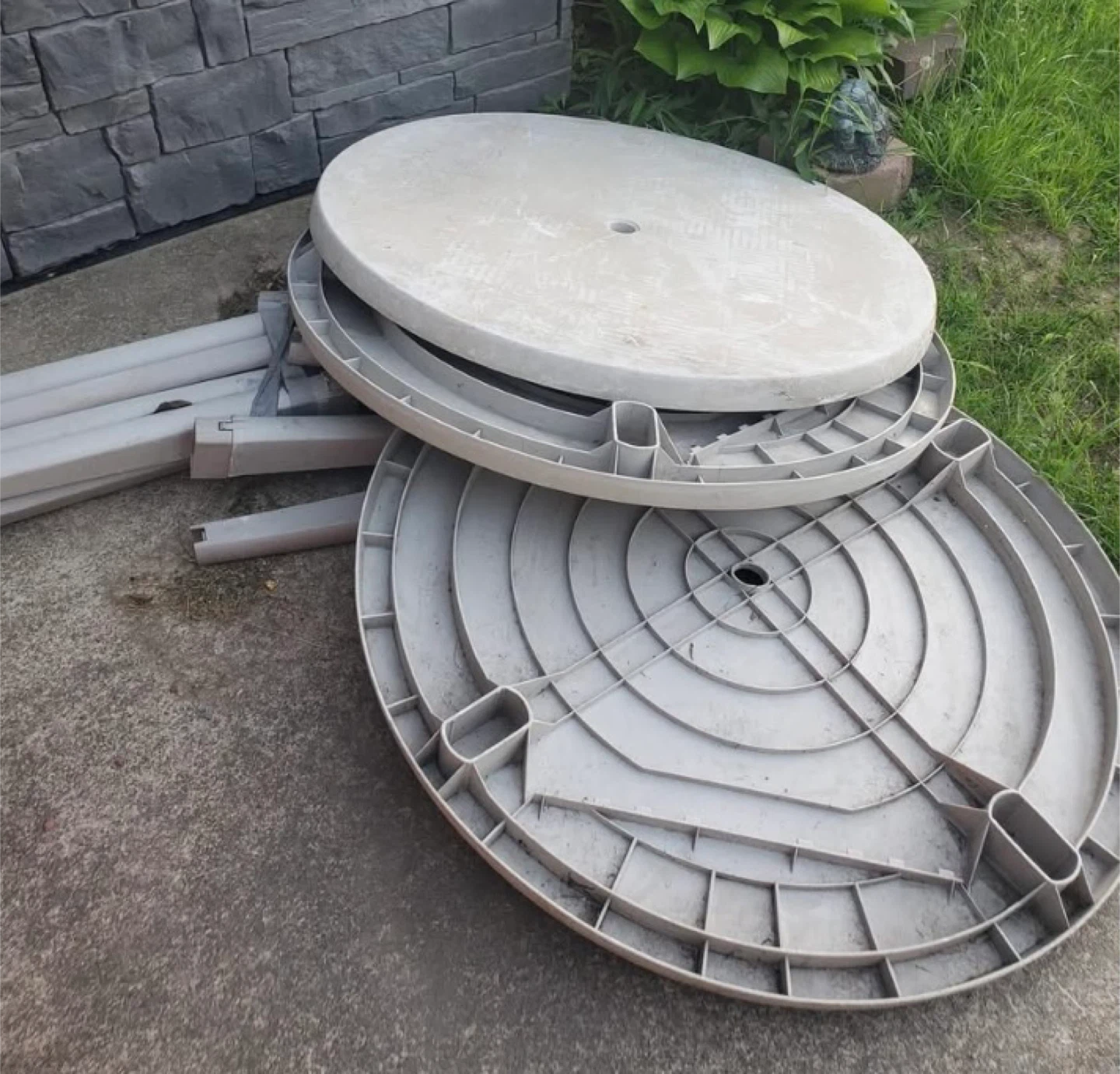 Round Plastic Patio Table - photo 2