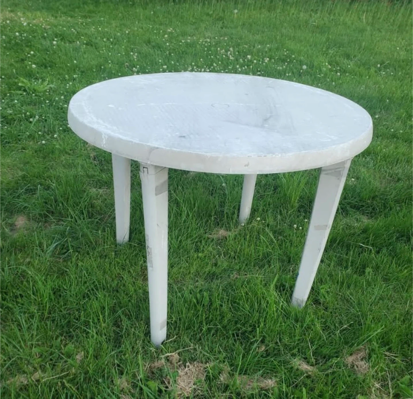 Round Plastic Patio Table