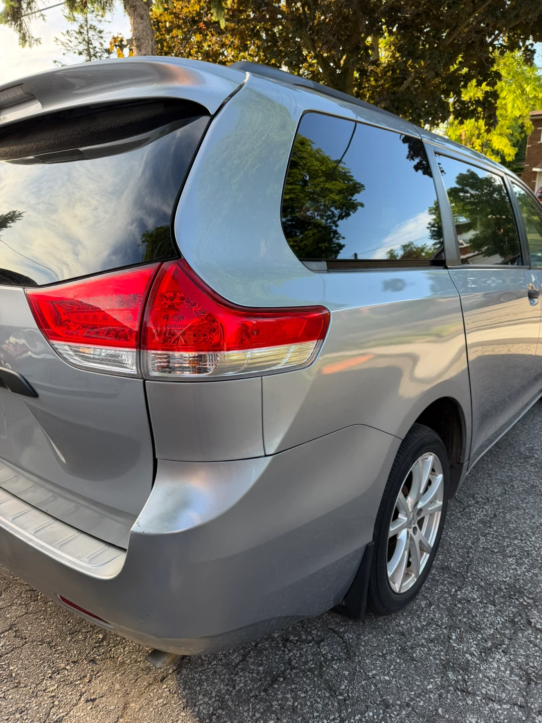 Toyota Sienna Minivan - photo 2