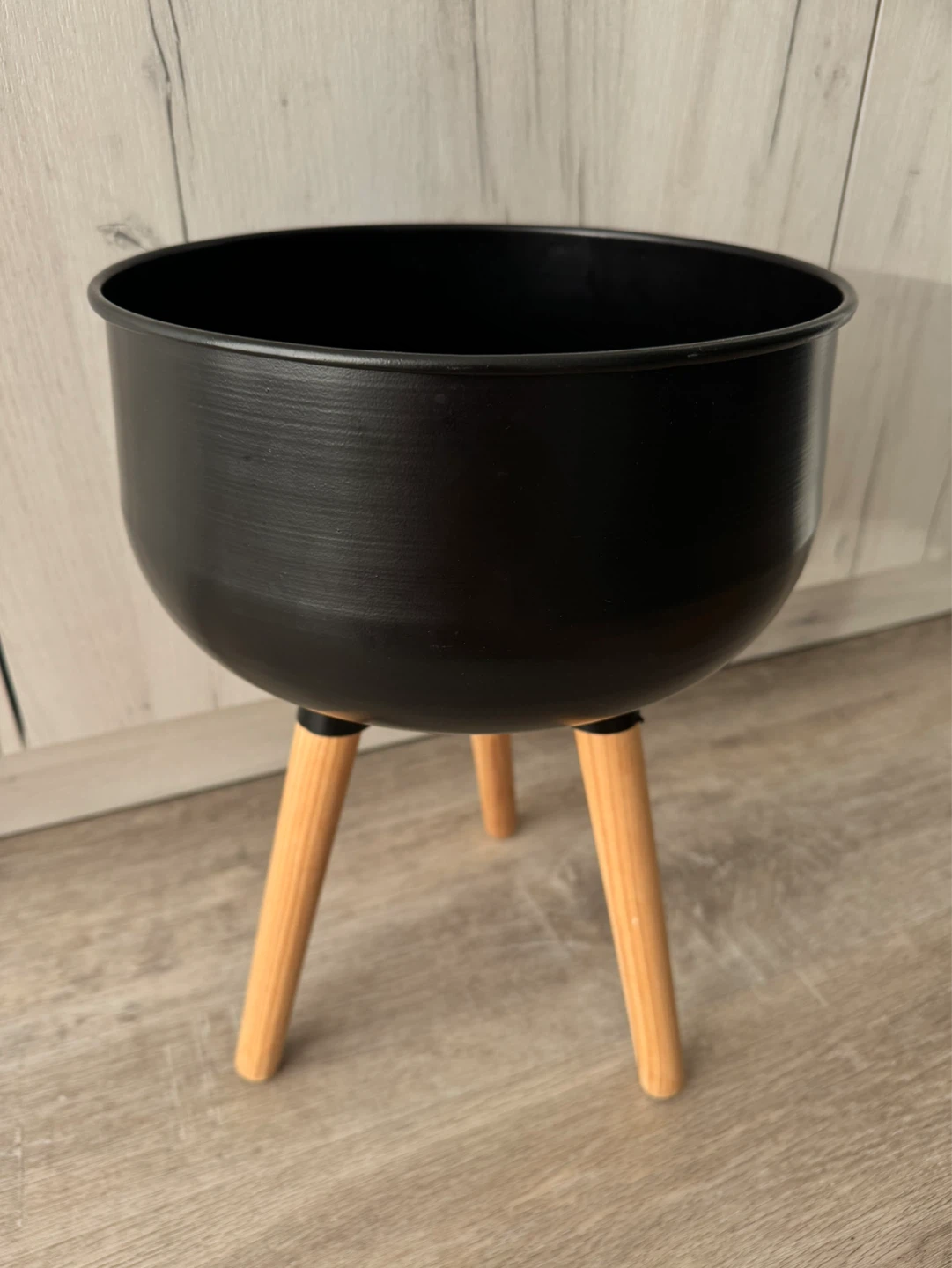 Black metal planter with wooden legs - photo 2