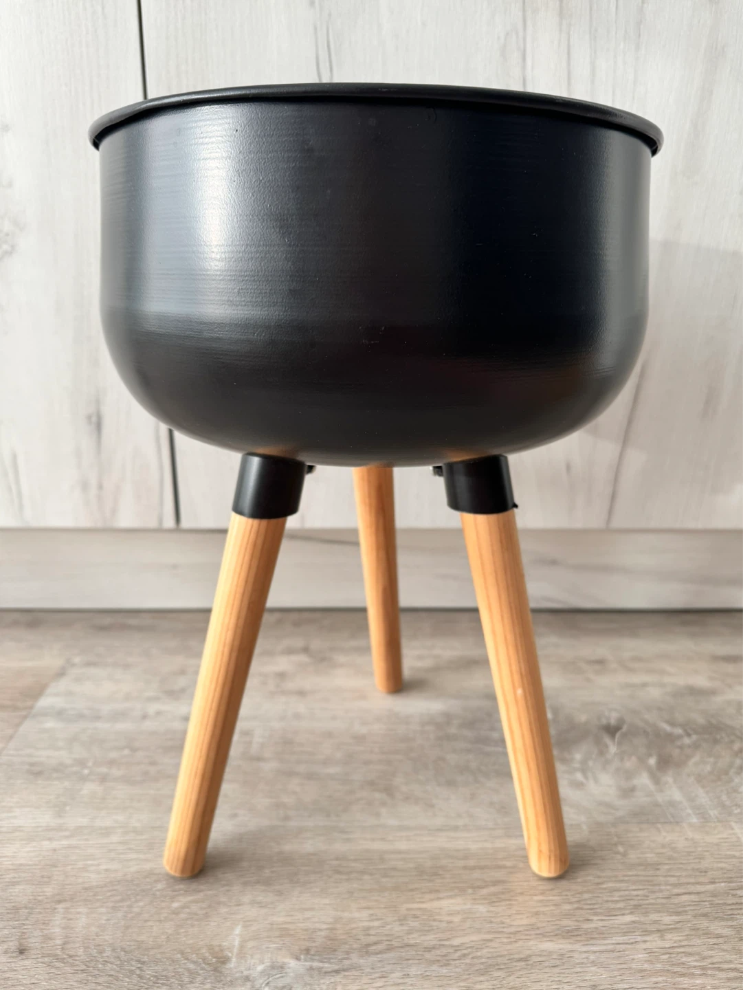 Black metal planter with wooden legs - photo 3