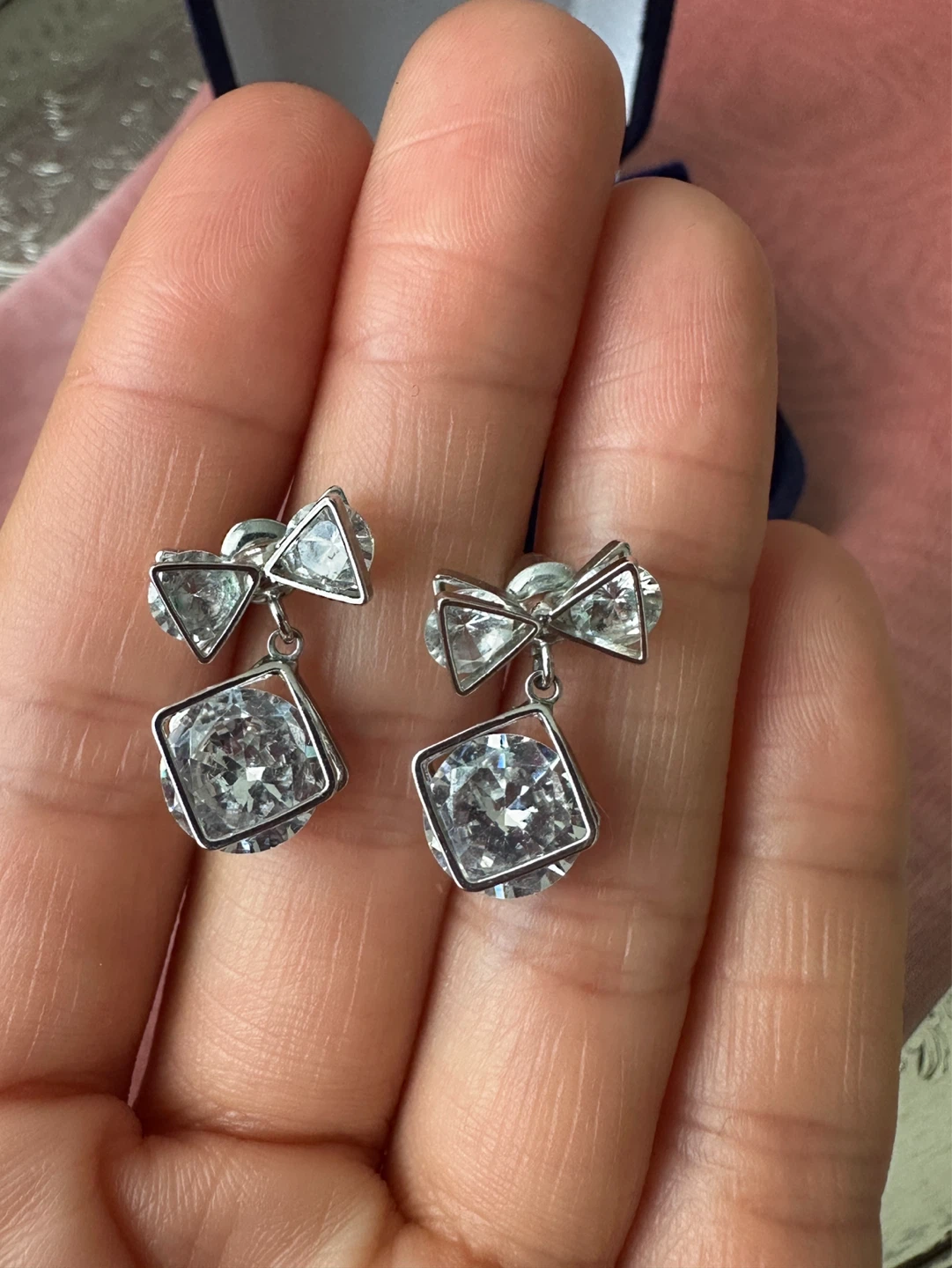 Sparkly Bow & Square Drop Earrings silver tone - photo 4