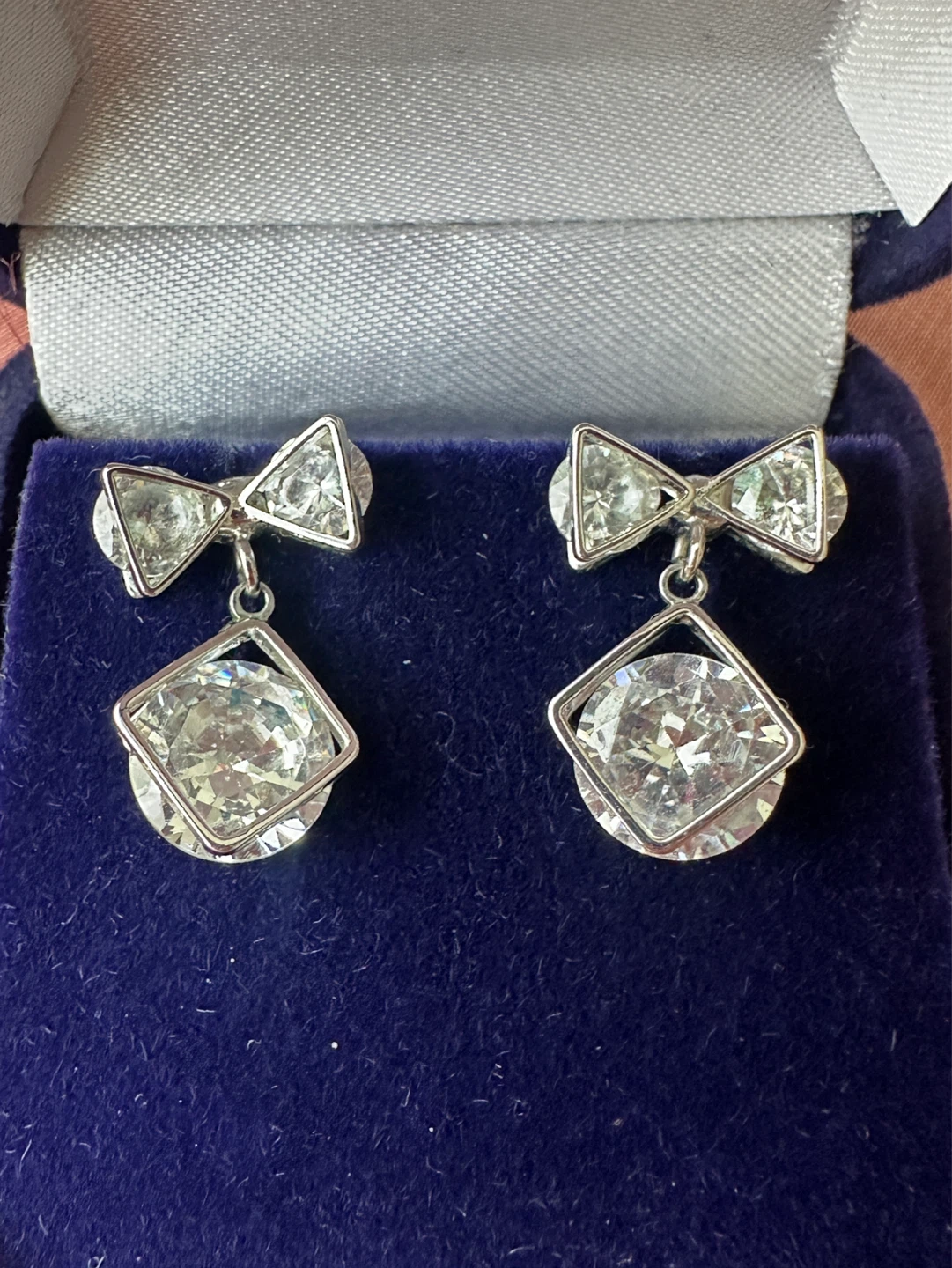 Sparkly Bow & Square Drop Earrings silver tone - photo 2
