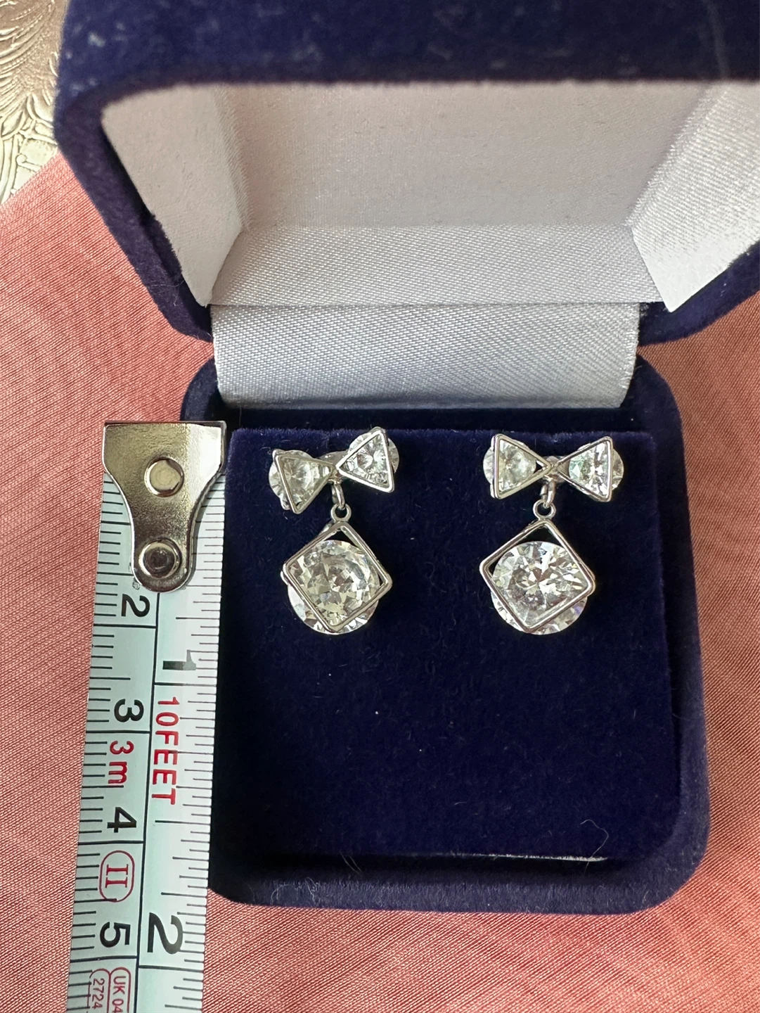 Sparkly Bow & Square Drop Earrings silver tone - photo 3