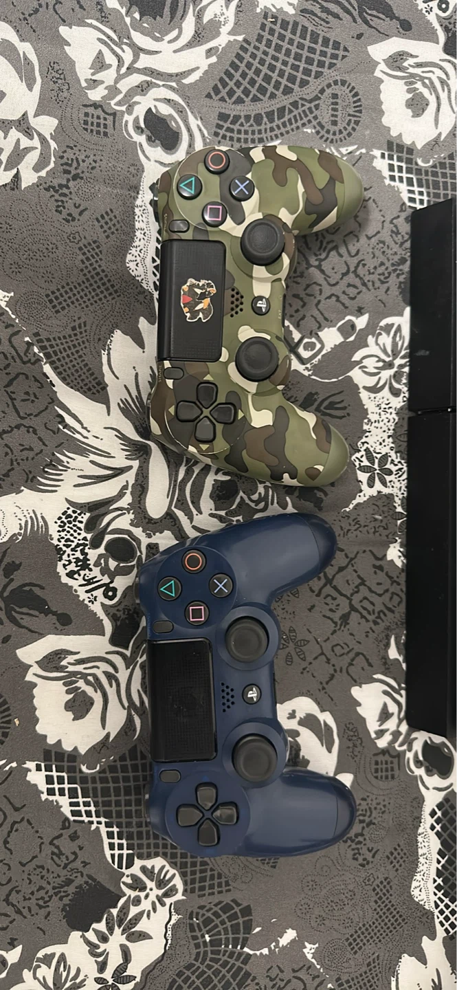 PlayStation 4 Console with 2 Controllers - photo 3