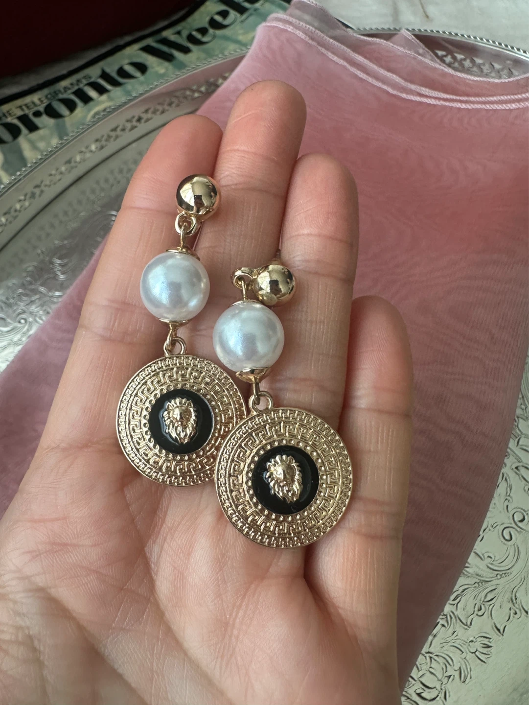 Gold tone pearl and lion head dangle earrings - photo 3