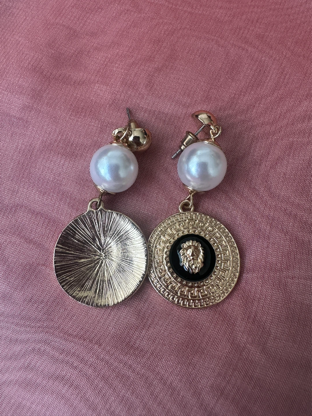 Gold tone pearl and lion head dangle earrings - photo 4