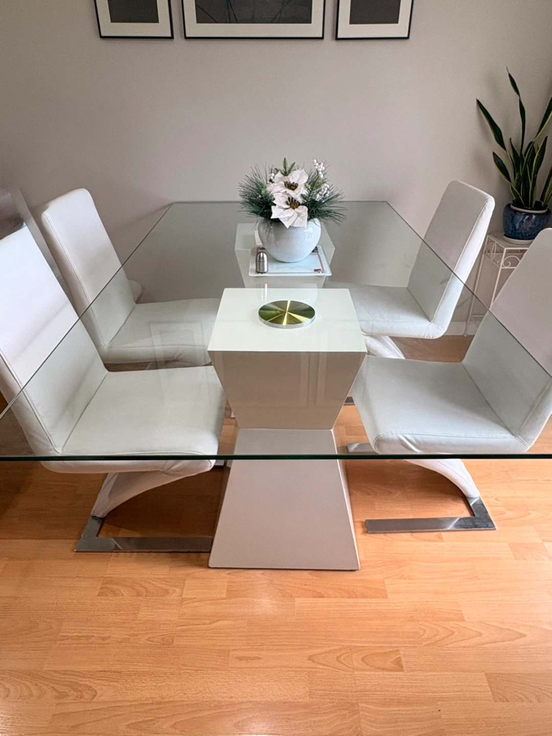 Modern glass dining table with 4 white chairs