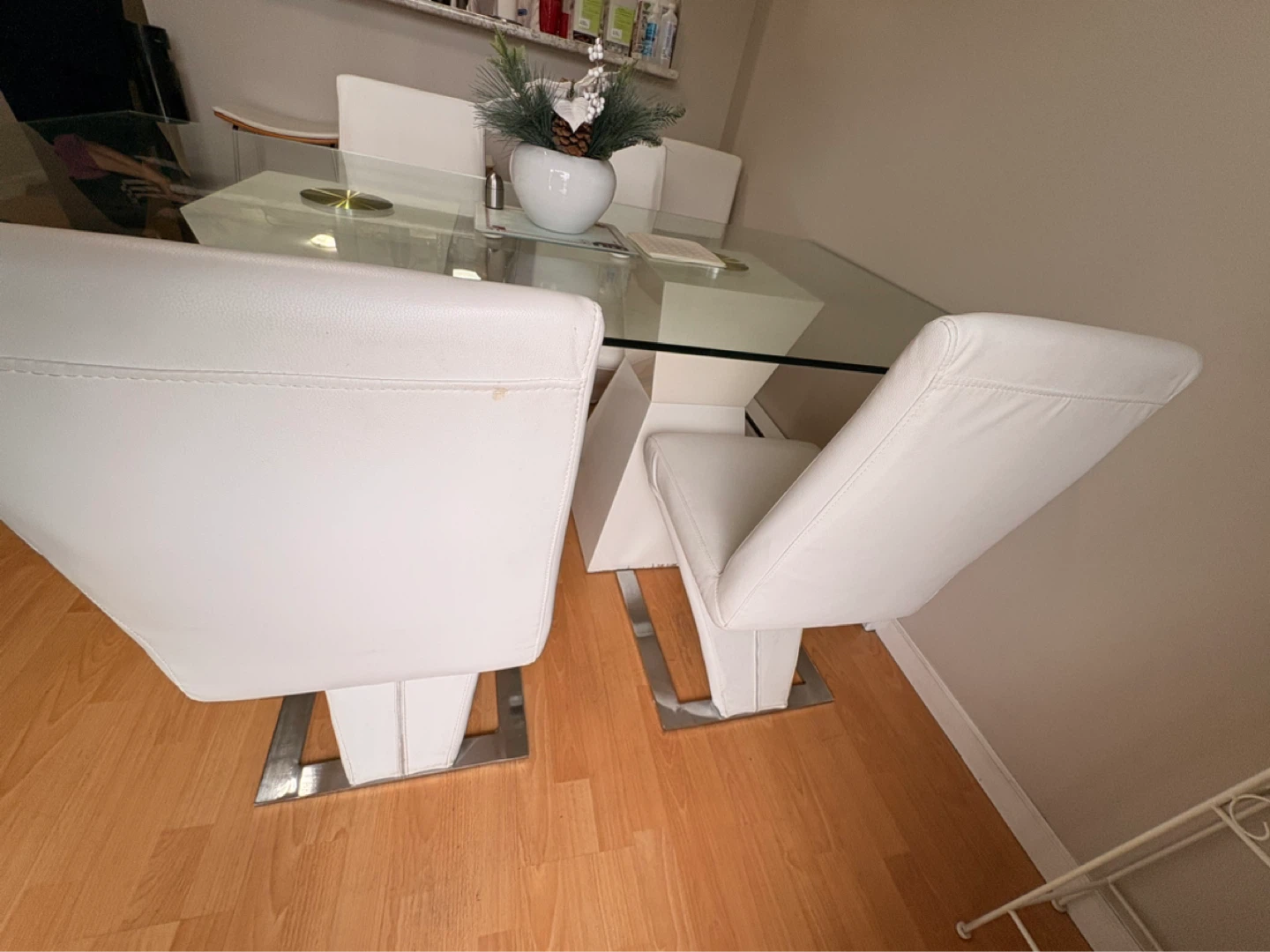 Modern glass dining table with 4 white chairs - photo 5