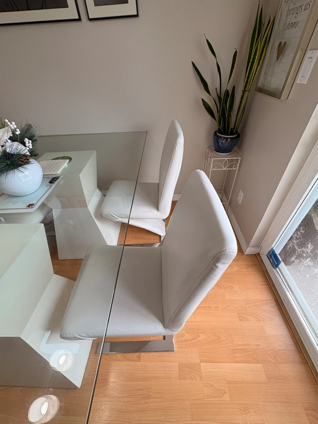 Modern glass dining table with 4 white chairs - photo 4