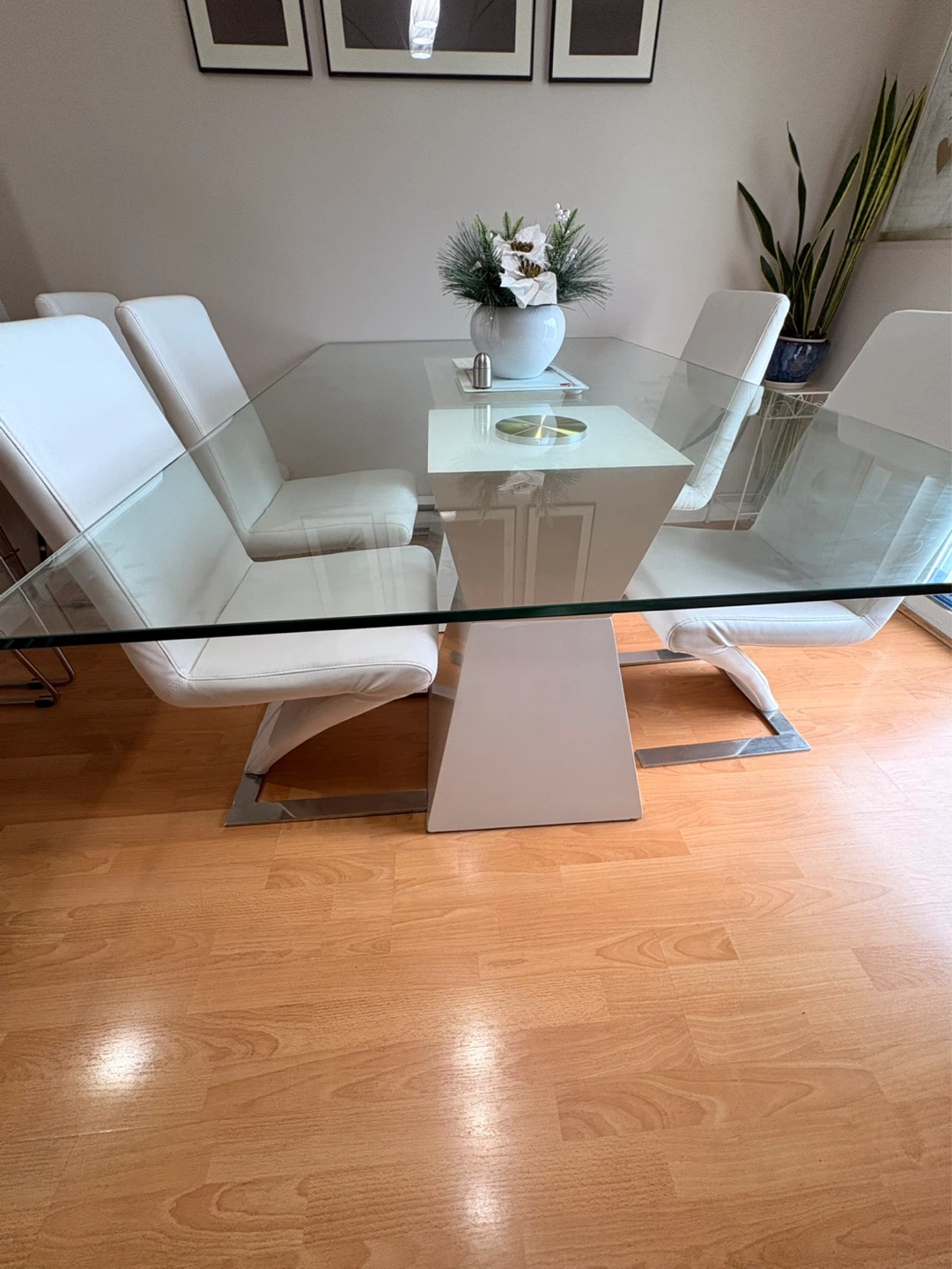 Modern glass dining table with 4 white chairs - photo 3