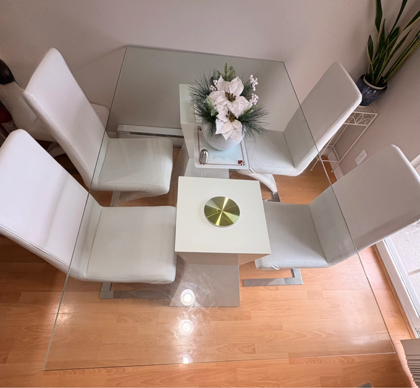 Modern glass dining table with 4 white chairs - photo 2