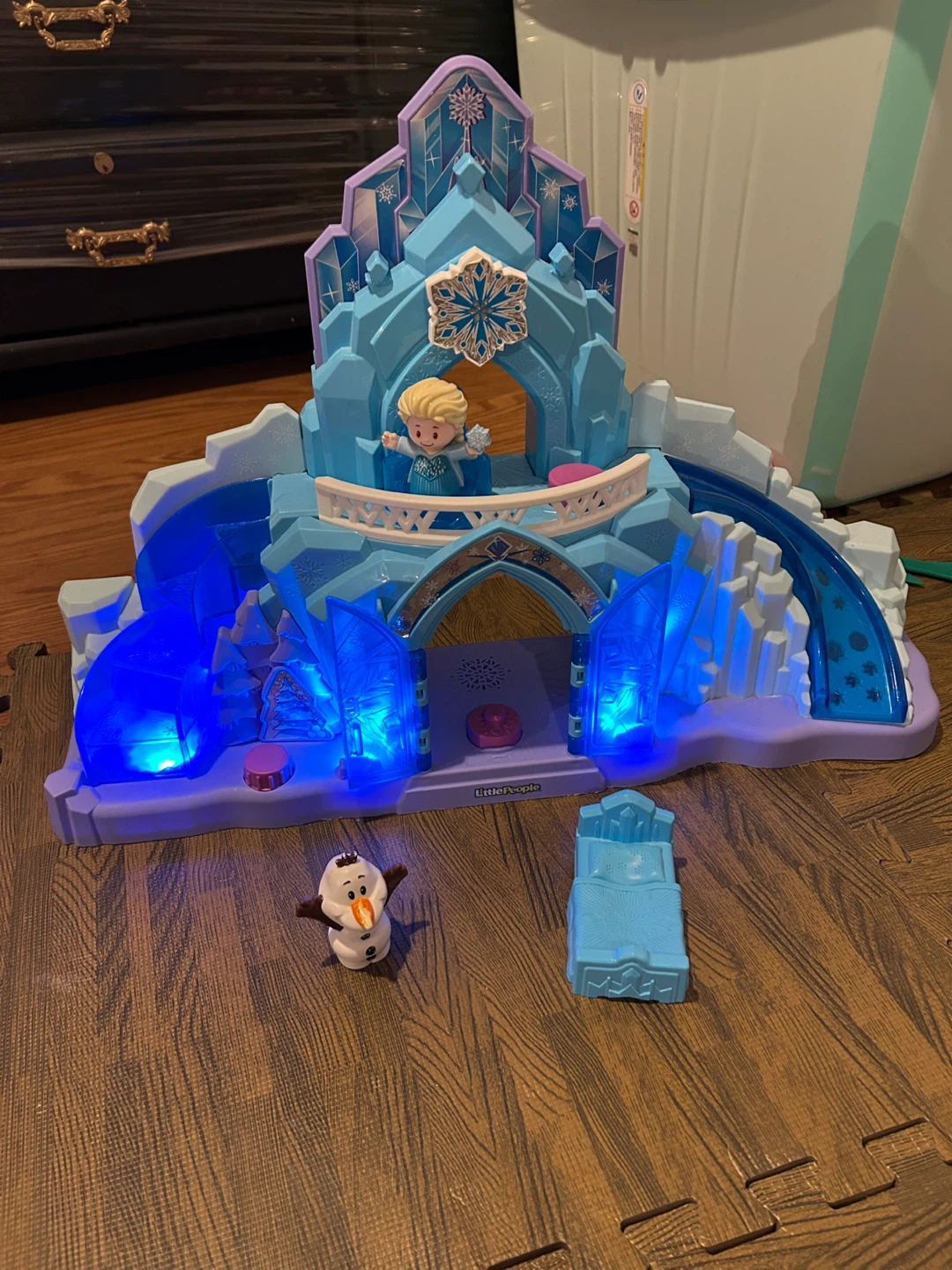 Fisher-Price Little People Disney Elsa's Ice Palace Playset - photo 2