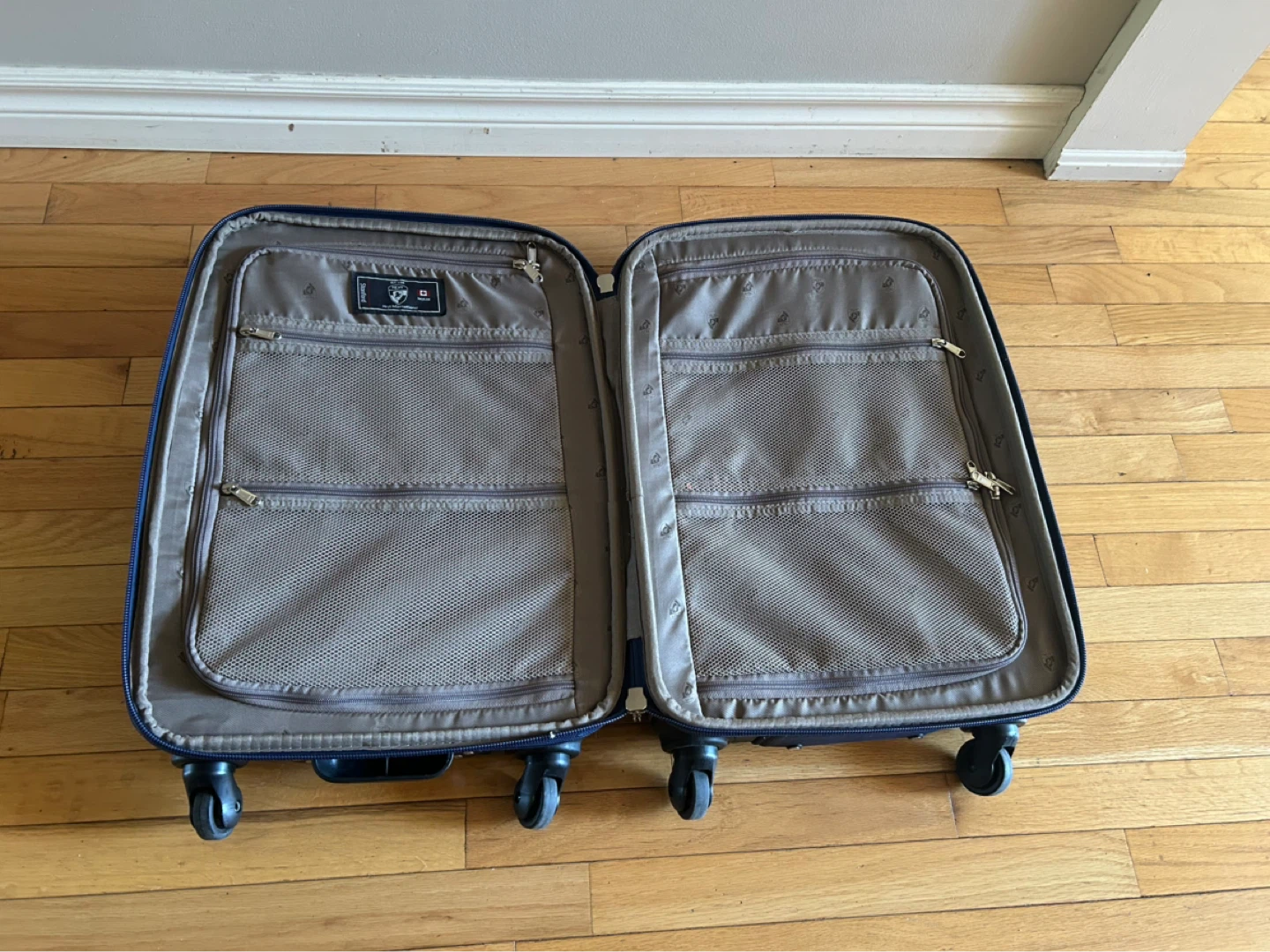 HEYS 22” TALL EXPANDABLE SUITCASE (READ LISTING) - photo 3