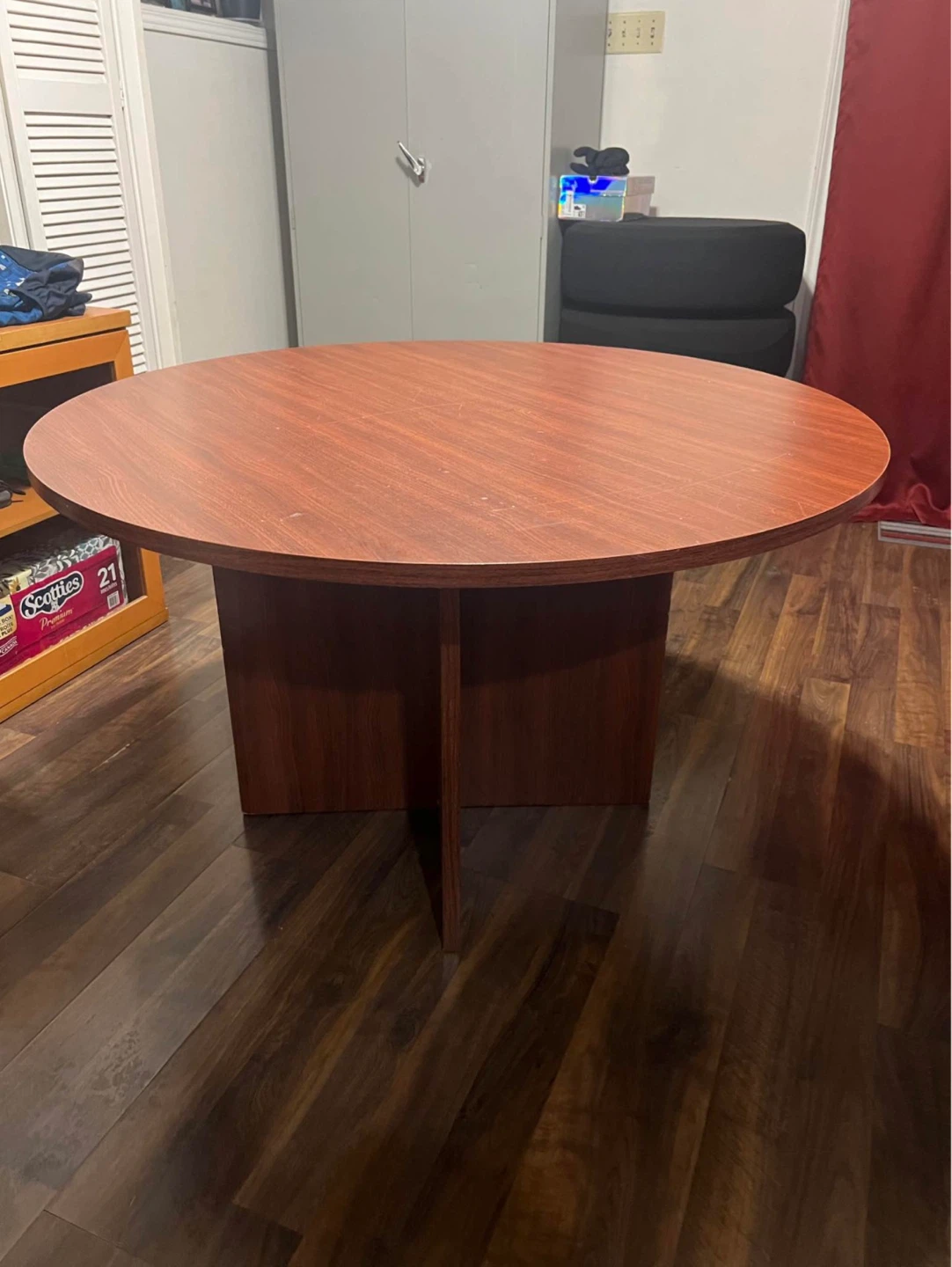 Round Dining Table - photo 2
