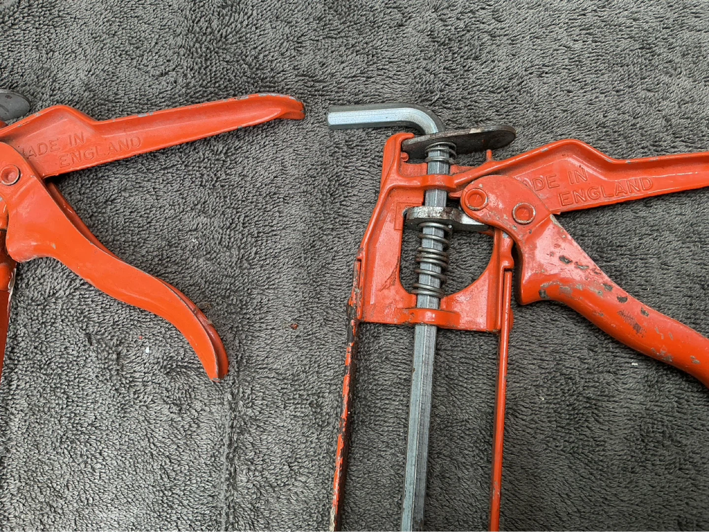2 Vintage Orange Caulking Guns ! - photo 4