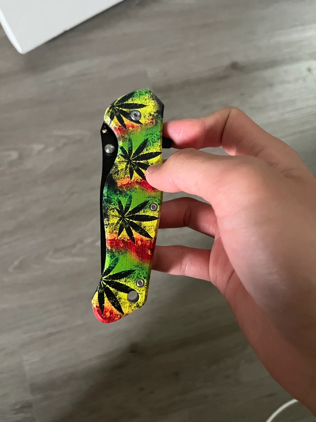 Folding Pocket Knife with Rasta Leaf Design