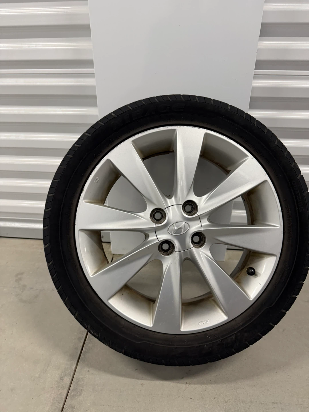 Hyundai Alloy Wheel Rim with Tires Rim16