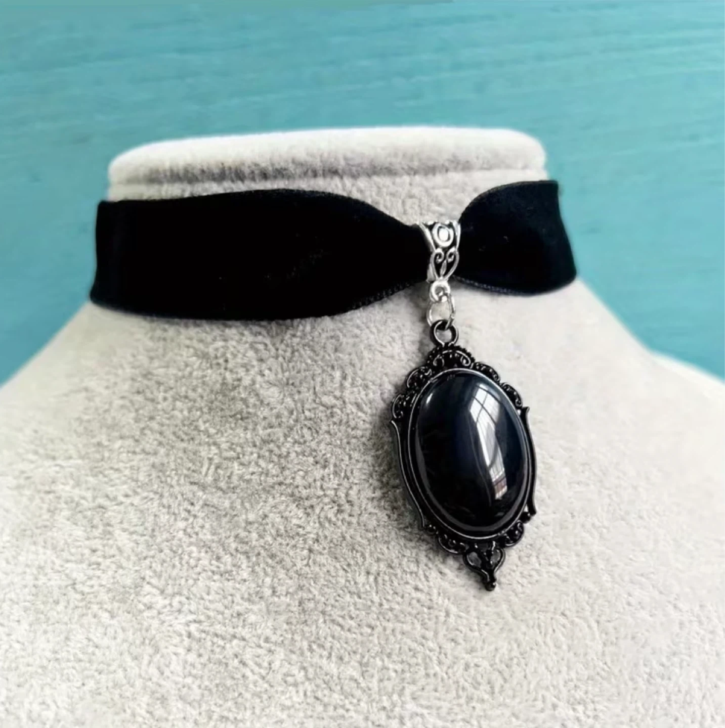 Velvet Choker Necklace with Oval Pendant - photo 2