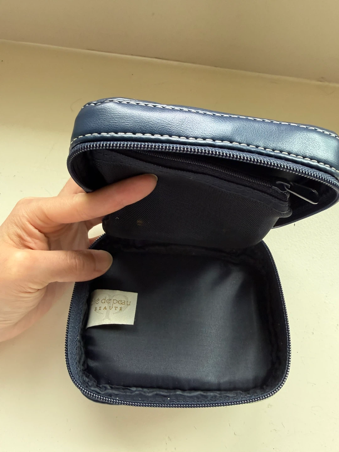Clé de Peau BEAUTÉ Navy Travel Case - photo 3