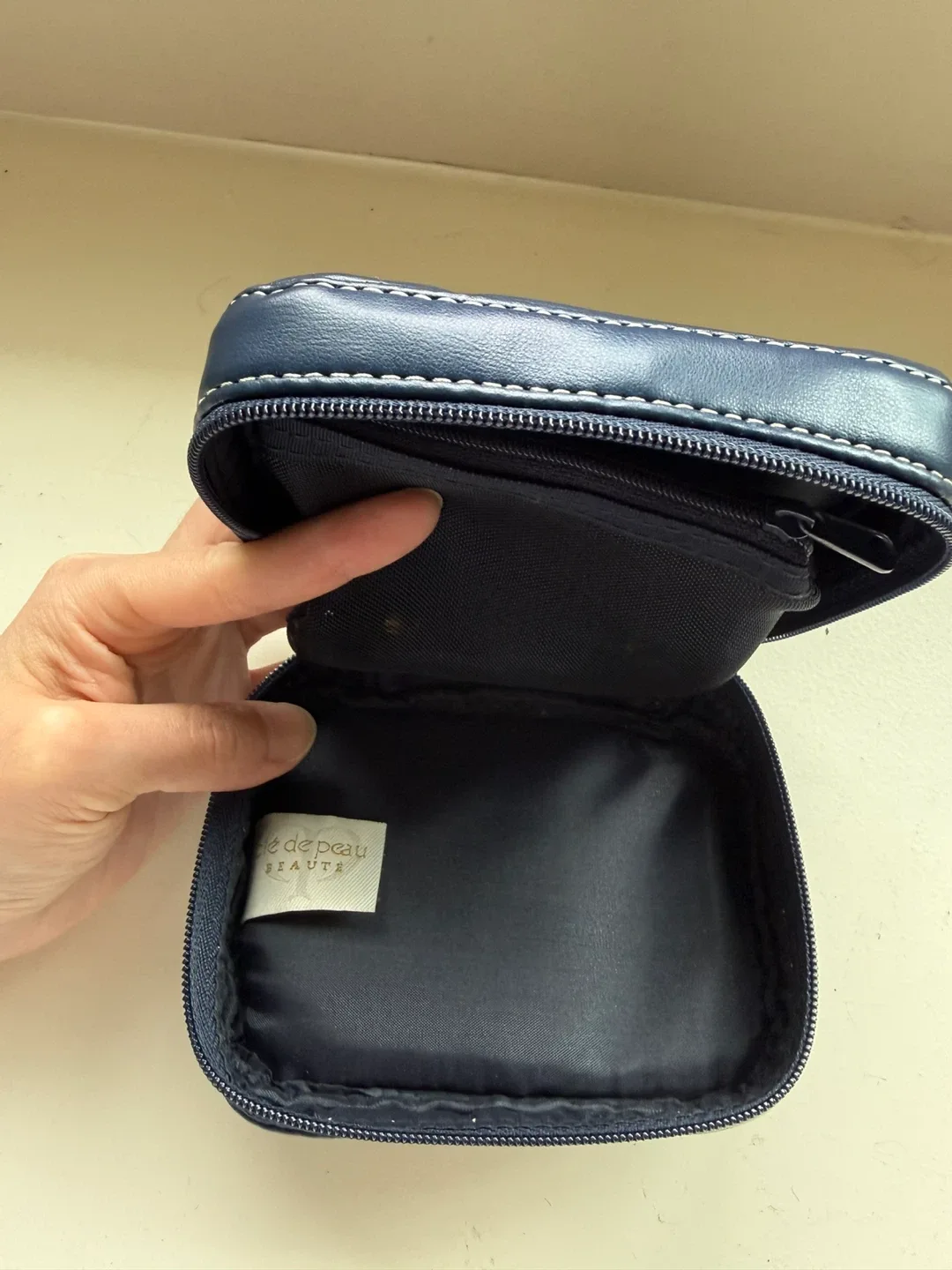 Clé de Peau BEAUTÉ Navy Travel Case - photo 3